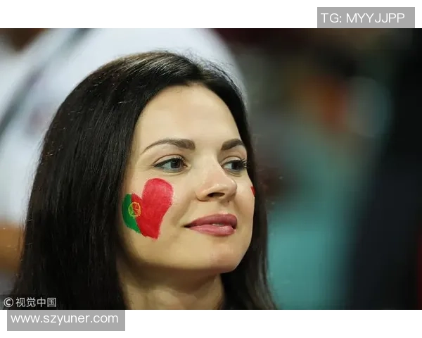 球星足球场激情一吻瞬间公开引发热议球迷狂热反应激增