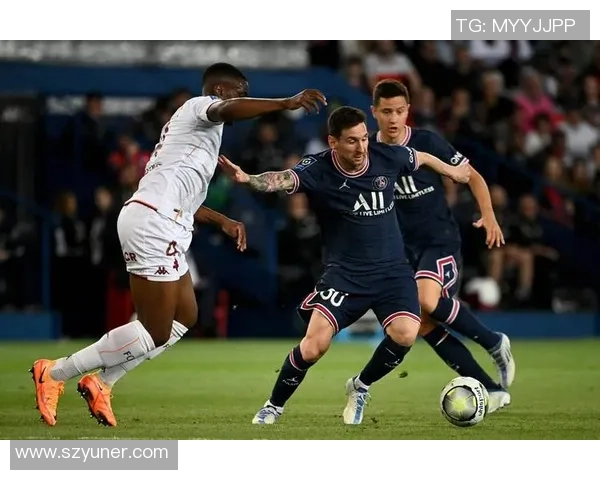 足球巨星赛场怒吼瞬间展现力量释放内心压抑激情 足球巨星赛场怒吼瞬间展现力量释放内心压抑激情